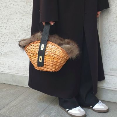 【新品タグ付】VIOLAd'ORO ファー付き べっ甲ハンドル 舟形 かごバッグ 新品タグ付】VIOLAd'ORO ファー付き べっ甲ハンドル 舟形 かごバッグ